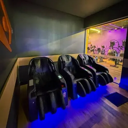 cadeira de massagem para recovery em academia