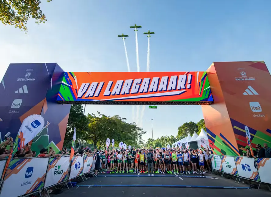 consumidor fitness na largada da maratona do rio